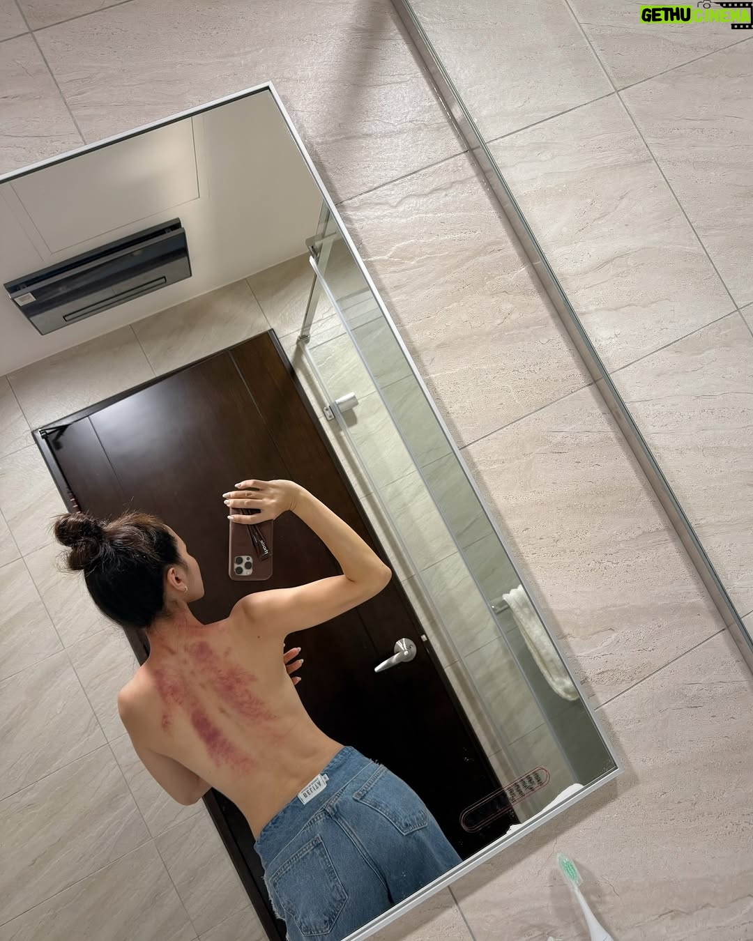 Emmie Reis - 9.1K Likes - 消失了一陣子,
可能因為四月上旬連續外景了12天
(累累呀…)
外景我很喜歡,
但最近有發現自己不太能出去那麼久了,
會開始焦慮、
每天都在倒數回家的日子
但這些我們無法表達,
相機一開機我們就是精神抖擻、
開開心心的
或許這就是
我們對觀眾表達愛(或者敬業)
的一種方式🤲🏻🤍
但會不會其實一段很真實很厭世的情緒
也會很好看?
譬如上面那一串文字
Hey I’m ok, 千萬別擔心我!
只是在調整中☁️
然後我們的金鐘節目有IG了!
@twrecordtv
今晚十點還是有播出喔!
#週四晚間十點
#上山下海過一夜