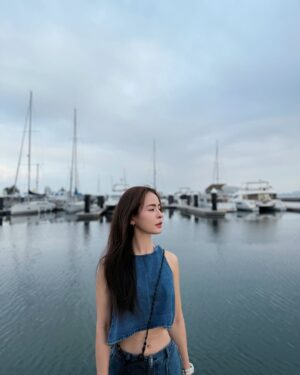 Emmie Reis Instagram - 消失了一陣子，
可能因為四月上旬連續外景了12天
（累累呀…）

外景我很喜歡，
但最近有發現自己不太能出去那麼久了，
會開始焦慮、
每天都在倒數回家的日子

但這些我們無法表達，
相機一開機我們就是精神抖擻、
開開心心的

或許這就是
我們對觀眾表達愛（或者敬業）
的一種方式🤲🏻🤍

但會不會其實一段很真實很厭世的情緒
也會很好看？

譬如上面那一串文字

Hey I’m ok, 千萬別擔心我！
只是在調整中☁️

然後我們的金鐘節目有IG了！
@twrecordtv 
今晚十點還是有播出喔！

#週四晚間十點
#上山下海過一夜