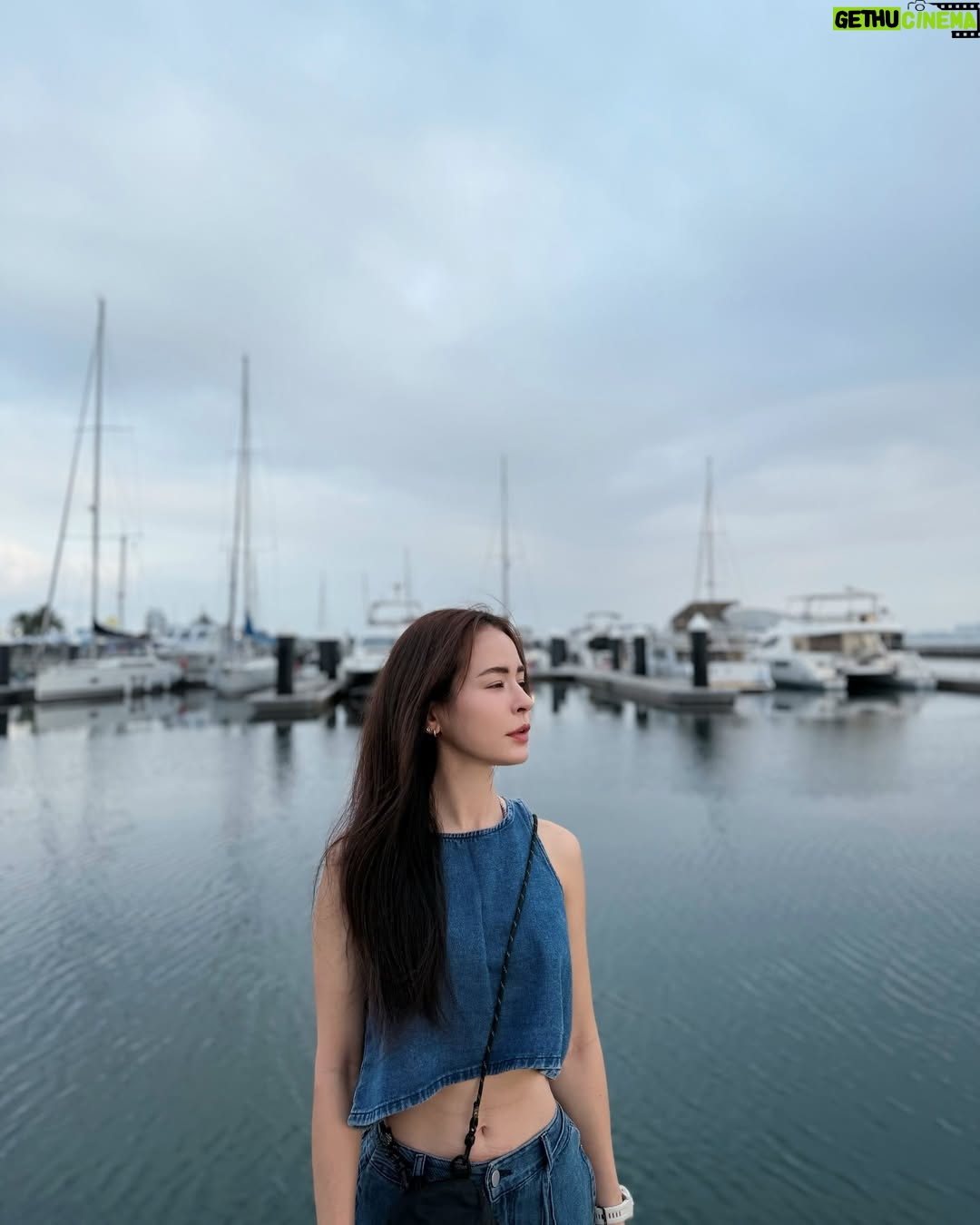 Emmie Reis - 9.1K Likes - 消失了一陣子,
可能因為四月上旬連續外景了12天
(累累呀…)
外景我很喜歡,
但最近有發現自己不太能出去那麼久了,
會開始焦慮、
每天都在倒數回家的日子
但這些我們無法表達,
相機一開機我們就是精神抖擻、
開開心心的
或許這就是
我們對觀眾表達愛(或者敬業)
的一種方式🤲🏻🤍
但會不會其實一段很真實很厭世的情緒
也會很好看?
譬如上面那一串文字
Hey I’m ok, 千萬別擔心我!
只是在調整中☁️
然後我們的金鐘節目有IG了!
@twrecordtv
今晚十點還是有播出喔!
#週四晚間十點
#上山下海過一夜