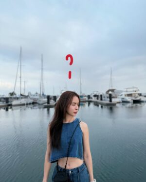 Emmie Reis Instagram - 消失了一陣子，
可能因為四月上旬連續外景了12天
（累累呀…）

外景我很喜歡，
但最近有發現自己不太能出去那麼久了，
會開始焦慮、
每天都在倒數回家的日子

但這些我們無法表達，
相機一開機我們就是精神抖擻、
開開心心的

或許這就是
我們對觀眾表達愛（或者敬業）
的一種方式🤲🏻🤍

但會不會其實一段很真實很厭世的情緒
也會很好看？

譬如上面那一串文字

Hey I’m ok, 千萬別擔心我！
只是在調整中☁️

然後我們的金鐘節目有IG了！
@twrecordtv 
今晚十點還是有播出喔！

#週四晚間十點
#上山下海過一夜