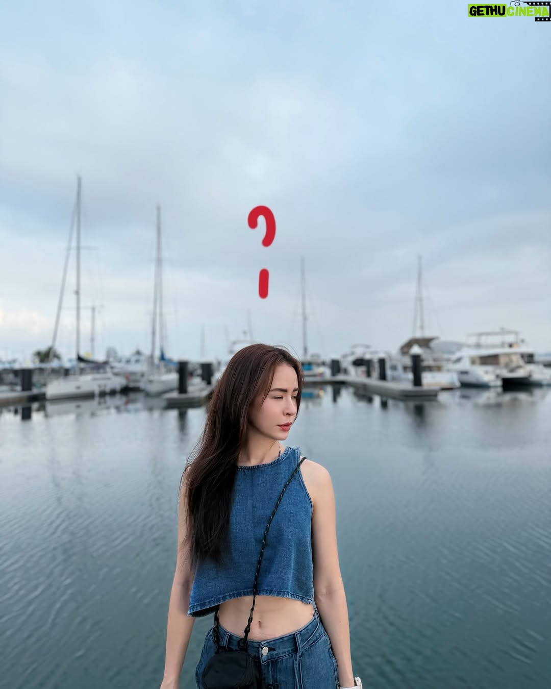 Emmie Reis - 9.1K Likes - 消失了一陣子,
可能因為四月上旬連續外景了12天
(累累呀…)
外景我很喜歡,
但最近有發現自己不太能出去那麼久了,
會開始焦慮、
每天都在倒數回家的日子
但這些我們無法表達,
相機一開機我們就是精神抖擻、
開開心心的
或許這就是
我們對觀眾表達愛(或者敬業)
的一種方式🤲🏻🤍
但會不會其實一段很真實很厭世的情緒
也會很好看?
譬如上面那一串文字
Hey I’m ok, 千萬別擔心我!
只是在調整中☁️
然後我們的金鐘節目有IG了!
@twrecordtv
今晚十點還是有播出喔!
#週四晚間十點
#上山下海過一夜