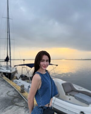 Emmie Reis Instagram - 消失了一陣子，
可能因為四月上旬連續外景了12天
（累累呀…）

外景我很喜歡，
但最近有發現自己不太能出去那麼久了，
會開始焦慮、
每天都在倒數回家的日子

但這些我們無法表達，
相機一開機我們就是精神抖擻、
開開心心的

或許這就是
我們對觀眾表達愛（或者敬業）
的一種方式🤲🏻🤍

但會不會其實一段很真實很厭世的情緒
也會很好看？

譬如上面那一串文字

Hey I’m ok, 千萬別擔心我！
只是在調整中☁️

然後我們的金鐘節目有IG了！
@twrecordtv 
今晚十點還是有播出喔！

#週四晚間十點
#上山下海過一夜
