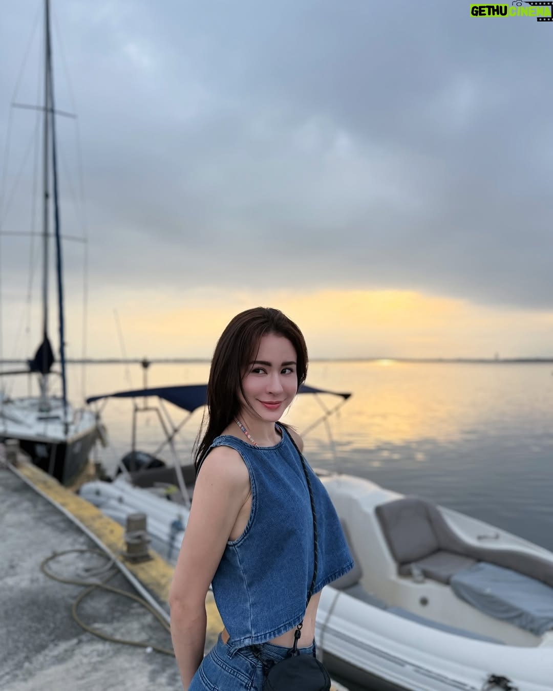 Emmie Reis - 9.1K Likes - 消失了一陣子,
可能因為四月上旬連續外景了12天
(累累呀…)
外景我很喜歡,
但最近有發現自己不太能出去那麼久了,
會開始焦慮、
每天都在倒數回家的日子
但這些我們無法表達,
相機一開機我們就是精神抖擻、
開開心心的
或許這就是
我們對觀眾表達愛(或者敬業)
的一種方式🤲🏻🤍
但會不會其實一段很真實很厭世的情緒
也會很好看?
譬如上面那一串文字
Hey I’m ok, 千萬別擔心我!
只是在調整中☁️
然後我們的金鐘節目有IG了!
@twrecordtv
今晚十點還是有播出喔!
#週四晚間十點
#上山下海過一夜