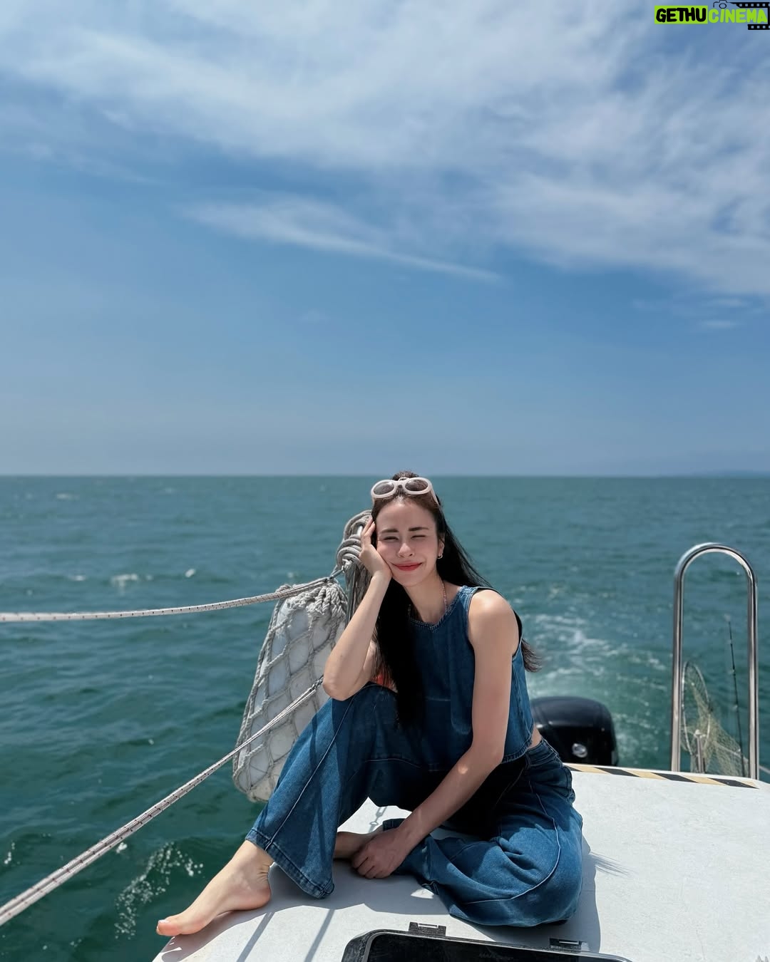 Emmie Reis - 9.1K Likes - 消失了一陣子,
可能因為四月上旬連續外景了12天
(累累呀…)
外景我很喜歡,
但最近有發現自己不太能出去那麼久了,
會開始焦慮、
每天都在倒數回家的日子
但這些我們無法表達,
相機一開機我們就是精神抖擻、
開開心心的
或許這就是
我們對觀眾表達愛(或者敬業)
的一種方式🤲🏻🤍
但會不會其實一段很真實很厭世的情緒
也會很好看?
譬如上面那一串文字
Hey I’m ok, 千萬別擔心我!
只是在調整中☁️
然後我們的金鐘節目有IG了!
@twrecordtv
今晚十點還是有播出喔!
#週四晚間十點
#上山下海過一夜