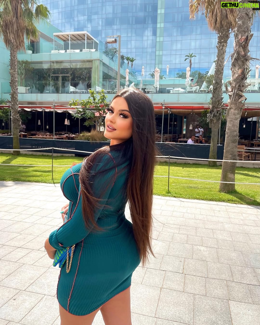 Enca - 81.1K Likes - Hola from Barcelona ❤️🌴 Im happy here 🥰