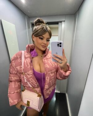 Enca Instagram - Foto ashensori / Elevator Looks 💗🔋 Your fav?
