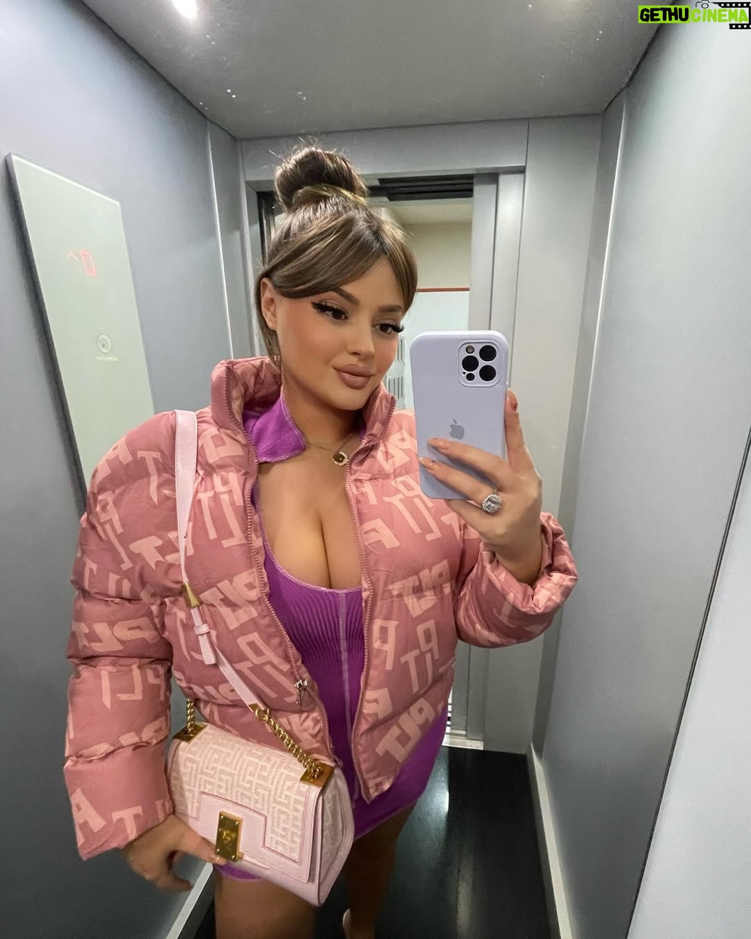 Enca - 90.1K Likes - Foto ashensori / Elevator Looks 💗🔋 Your fav?