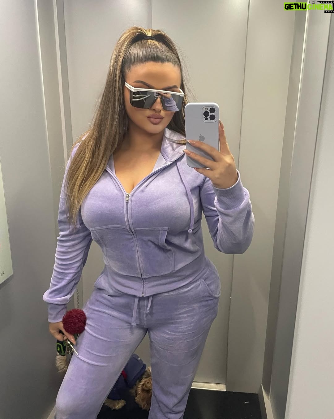 Enca - 90.1K Likes - Foto ashensori / Elevator Looks 💗🔋 Your fav?