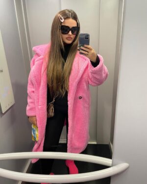 Enca Instagram - Foto ashensori / Elevator Looks 💗🔋 Your fav?