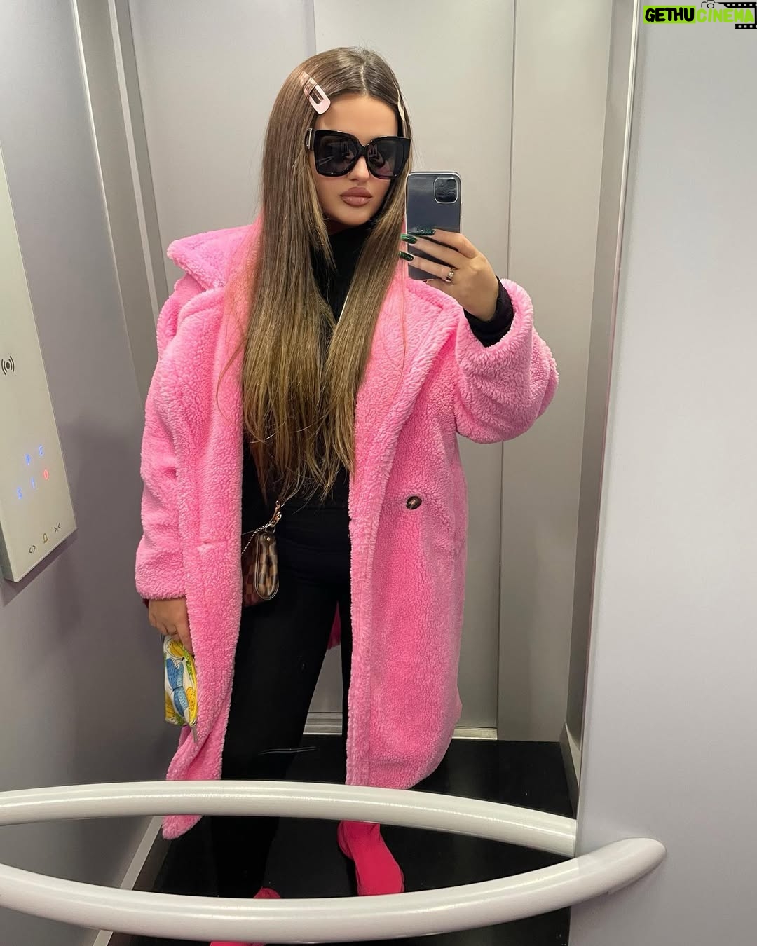 Enca - 90.1K Likes - Foto ashensori / Elevator Looks 💗🔋 Your fav?