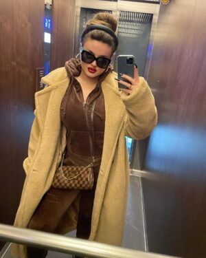 Enca Instagram - Foto ashensori / Elevator Looks 💗🔋 Your fav?