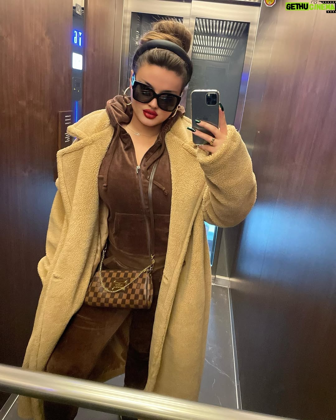 Enca - 90.1K Likes - Foto ashensori / Elevator Looks 💗🔋 Your fav?