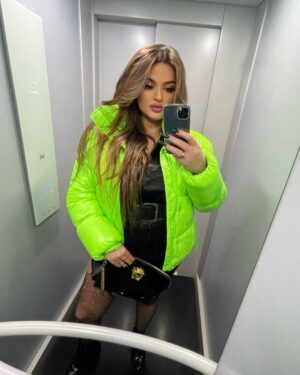Enca Instagram - Foto ashensori / Elevator Looks 💗🔋 Your fav?
