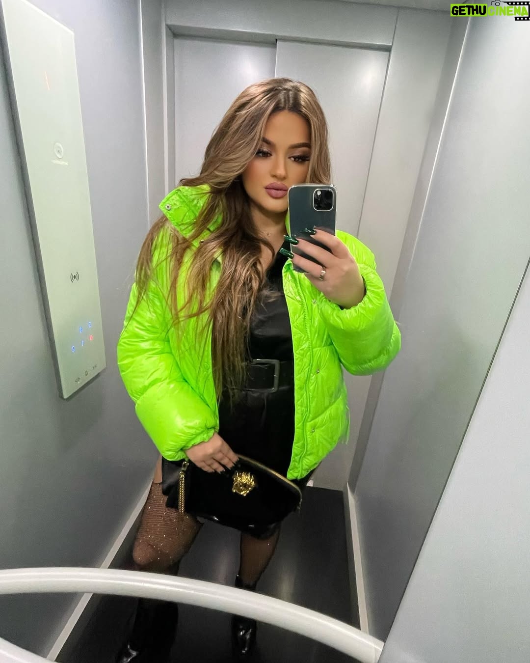 Enca - 90.1K Likes - Foto ashensori / Elevator Looks 💗🔋 Your fav?