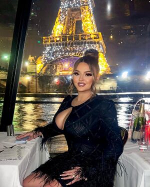 Enca Instagram - Cheers to becoming the best version of ourselves & always making ourselves happy 😍🥂Ps. This Cruise Dinner on Seine was amazing!