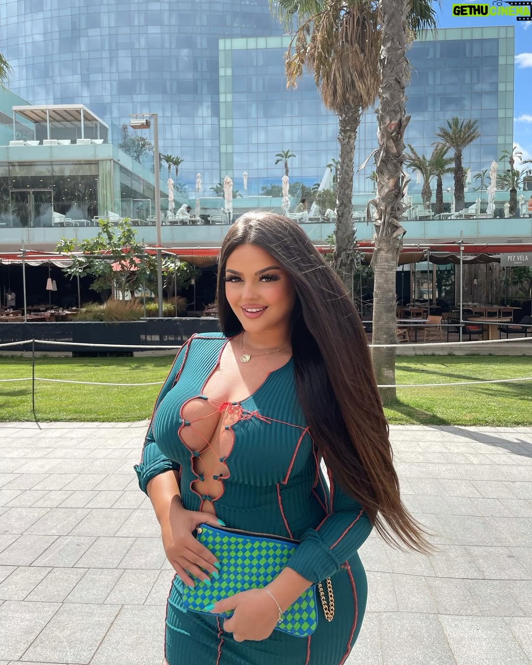 Enca - 81.1K Likes - Hola from Barcelona ❤️🌴 Im happy here 🥰