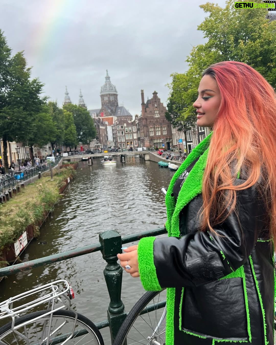 Enca - 110K Likes - Si shkon ajo kenga? N’Amsterdam me …, n’Tiran me dashni? 😉🥰