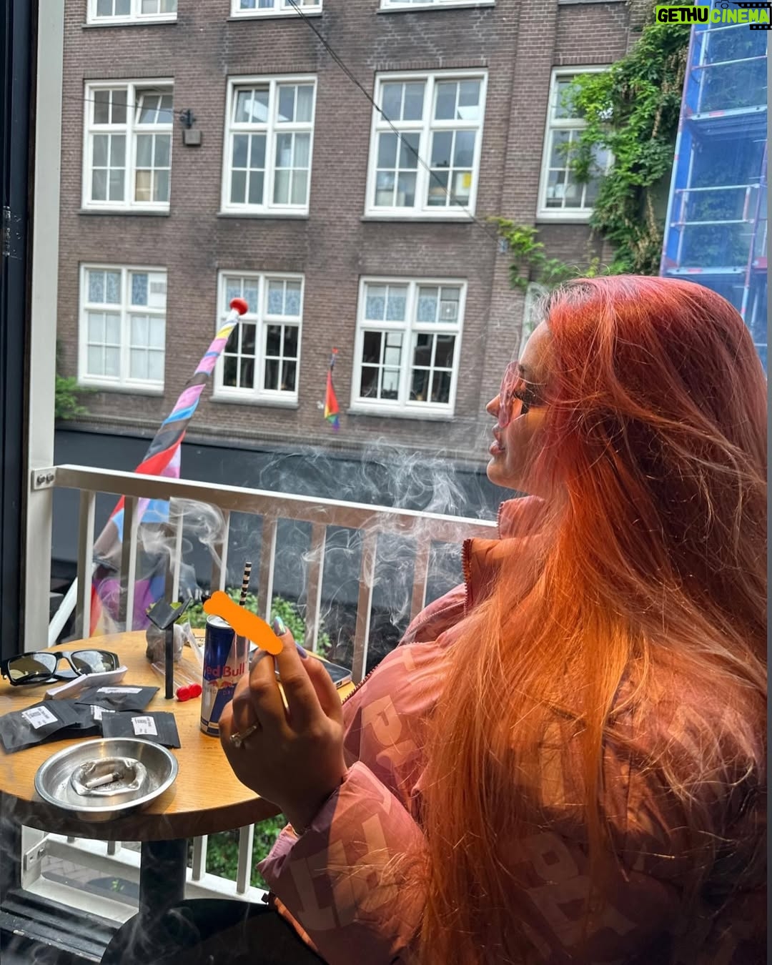Enca - 110K Likes - Si shkon ajo kenga? N’Amsterdam me …, n’Tiran me dashni? 😉🥰