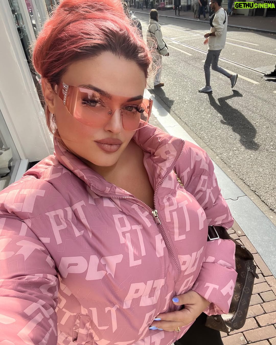 Enca - 110K Likes - Si shkon ajo kenga? N’Amsterdam me …, n’Tiran me dashni? 😉🥰