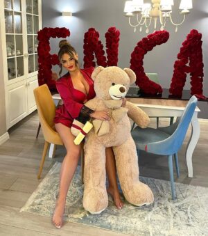 Enca Instagram - Surpriza me e bukur qe mund te gjeja per kthimin tim ne shtepi 😍 Pafundesisht trendafila, arush gjigand dhe dashuri nga @anabela_flowers qe gjithmone me ben te lumtur 😍❤️🙏🏻🌹