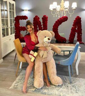 Enca Instagram - Surpriza me e bukur qe mund te gjeja per kthimin tim ne shtepi 😍 Pafundesisht trendafila, arush gjigand dhe dashuri nga @anabela_flowers qe gjithmone me ben te lumtur 😍❤️🙏🏻🌹