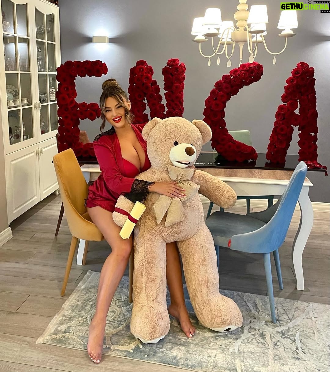 Enca - 88.6K Likes - Surpriza me e bukur qe mund te gjeja per kthimin tim ne shtepi 😍 Pafundesisht trendafila, arush gjigand dhe dashuri nga @anabela_flowers qe gjithmone me ben te lumtur 😍❤️🙏🏻🌹