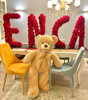 Enca Instagram - Surpriza me e bukur qe mund te gjeja per kthimin tim ne shtepi 😍 Pafundesisht trendafila, arush gjigand dhe dashuri nga @anabela_flowers qe gjithmone me ben te lumtur 😍❤️🙏🏻🌹
