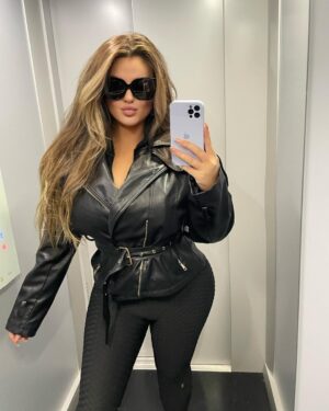 Enca Instagram - Foto ashensori / Elevator Looks 💗🔋 Your fav?