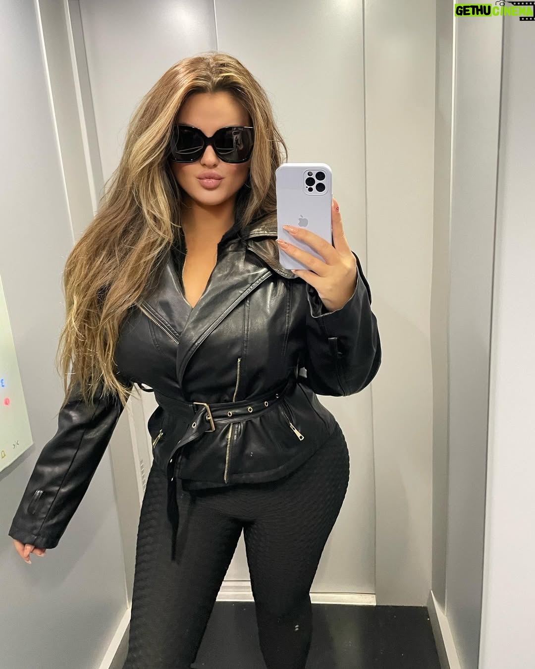 Enca - 90.1K Likes - Foto ashensori / Elevator Looks 💗🔋 Your fav?