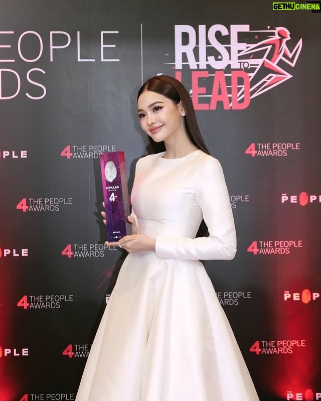Engfa Waraha - 458.4K Likes - ขอบคุณรางวัล Popular vote award of the year จาก The People นะคะ 🤍ดีใจที่ได้เป็นส่วนหนึ่งของการขับเคลื่อนและเปลี่ยนแปลงสังคมนะคะ 🙏🏻
ขอบคุณทุกคนที่ช่วยกันโหวตด้วยน้า🤍
#YouKnowWhatImWearing