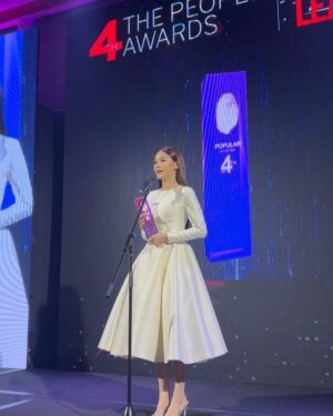Engfa Waraha Instagram - ขอบคุณรางวัล Popular vote award of the year จาก The People นะคะ 🤍ดีใจที่ได้เป็นส่วนหนึ่งของการขับเคลื่อนและเปลี่ยนแปลงสังคมนะคะ 🙏🏻
ขอบคุณทุกคนที่ช่วยกันโหวตด้วยน้า🤍

#YouKnowWhatImWearing