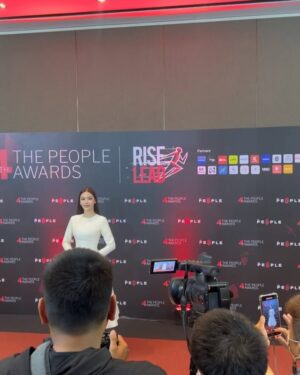 Engfa Waraha Instagram - ขอบคุณรางวัล Popular vote award of the year จาก The People นะคะ 🤍ดีใจที่ได้เป็นส่วนหนึ่งของการขับเคลื่อนและเปลี่ยนแปลงสังคมนะคะ 🙏🏻
ขอบคุณทุกคนที่ช่วยกันโหวตด้วยน้า🤍

#YouKnowWhatImWearing