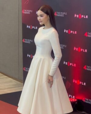 Engfa Waraha Instagram - ขอบคุณรางวัล Popular vote award of the year จาก The People นะคะ 🤍ดีใจที่ได้เป็นส่วนหนึ่งของการขับเคลื่อนและเปลี่ยนแปลงสังคมนะคะ 🙏🏻
ขอบคุณทุกคนที่ช่วยกันโหวตด้วยน้า🤍

#YouKnowWhatImWearing