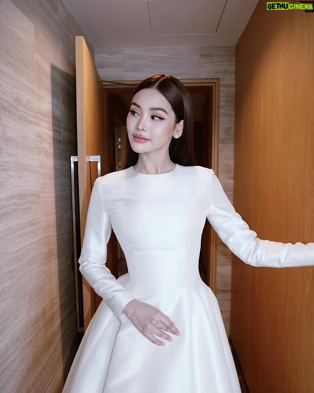 Engfa Waraha - 458.4K Likes - ขอบคุณรางวัล Popular vote award of the year จาก The People นะคะ 🤍ดีใจที่ได้เป็นส่วนหนึ่งของการขับเคลื่อนและเปลี่ยนแปลงสังคมนะคะ 🙏🏻
ขอบคุณทุกคนที่ช่วยกันโหวตด้วยน้า🤍
#YouKnowWhatImWearing