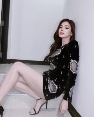 Engfa Waraha Instagram - ไม่ได้อยากเป็นคนสวย  อยากเป็นคนถูกหวยมากกว่า ❤️🖤