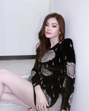 Engfa Waraha Instagram - ไม่ได้อยากเป็นคนสวย  อยากเป็นคนถูกหวยมากกว่า ❤️🖤