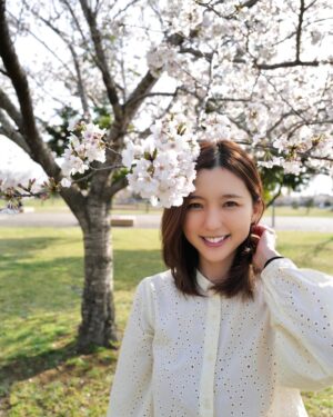 Erina Mano Instagram - 34歳になりました！
母になったことで気持ちも身体も強くなった気がするけど
張り切りすぎるとその反動が来てしまうことも知りました。
家族のことはもちろん、自分のこともちゃんと大切にして
あっという間に過ぎていく日々をより大切に過ごせたらいいな😌
.
.
おめでとうのメッセージやストーリーズのメンションなど
本当にありがとうございます☺️🫶🏻
昔から変わらず応援してくれてる方はもちろん
この半年くらいはママさんたちからのコメントやメッセージが増えて
みんな頑張ってるから私も頑張らないと！と
たくさんパワーをもらってます！！☺️
.
.
これからもよろしくお願いします🫧
#ありがとう
#これからもよろしく
#手首に髪ゴム
#いつものこと 笑