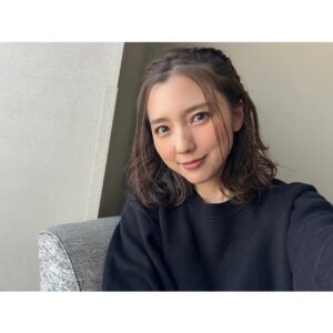 Erina Mano Instagram - 久しぶりの投稿🫧
まさかの今年初の投稿🥹
少し前に収録があって久しぶりにヘアメイクをしてもらったので
収録終わりに撮った写真📷
ネイルもものすごく久しぶりでテンション上がりました🧡
収録はとっても楽しくて夢のような時間を過ごしました🥹
何の番組かは、情報解禁されたら改めてお知らせします！
.
.
ベビはあっという間に生後8ヶ月になって
気が付いたら支えなくても1人で座れるようになって
最近は一生懸命ハイハイしようと頑張ってます👶🏻
離乳食は好みが出てきて食べたり食べなかったり
スプーンを掴んで自分で食べようとしたり🍽️
人見知りもするようになって日々成長を感じてます🫧
毎日が本当にあっという間に過ぎていって
最初は慣れない育児に追われている感覚だったけど
ちょっと前辺りから少しずつ余裕が出てきて
私も母親として少し成長することができているのかな？
なんて、思いました😌
.
.
まだまだ夜中も起きるから寝不足は解消されなくて
気を失いそうなくらい眠い日もあるけど
今しかないこの時を大切にしたいな😌
でも寝不足が続くと甘いものばかり食べたくなるから
それだけは本当に困っちゃう🥹😂