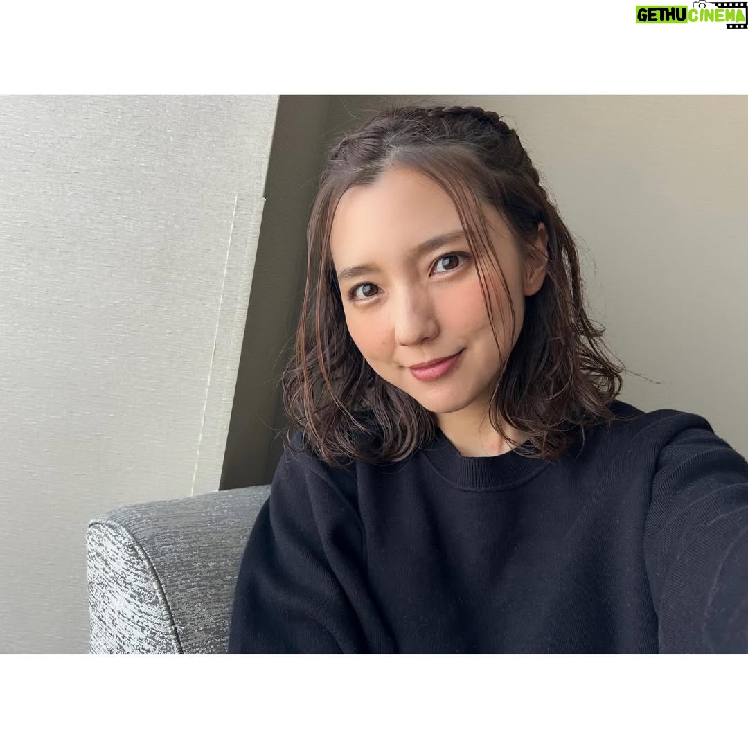 Erina Mano - 16.9K Likes - 久しぶりの投稿🫧
まさかの今年初の投稿🥹
少し前に収録があって久しぶりにヘアメイクをしてもらったので
収録終わりに撮った写真📷
ネイルもものすごく久しぶりでテンション上がりました🧡
収録はとっても楽しくて夢のような時間を過ごしました🥹
何の番組かは、情報解禁されたら改めてお知らせします!
.
.
ベビはあっという間に生後8ヶ月になって
気が付いたら支えなくても1人で座れるようになって
最近は一生懸命ハイハイしようと頑張ってます👶🏻
離乳食は好みが出てきて食べたり食べなかったり
スプーンを掴んで自分で食べようとしたり🍽️
人見知りもするようになって日々成長を感じてます🫧
毎日が本当にあっという間に過ぎていって
最初は慣れない育児に追われている感覚だったけど
ちょっと前辺りから少しずつ余裕が出てきて
私も母親として少し成長することができているのかな?
なんて、思いました😌
.
.
まだまだ夜中も起きるから寝不足は解消されなくて
気を失いそうなくらい眠い日もあるけど
今しかないこの時を大切にしたいな😌
でも寝不足が続くと甘いものばかり食べたくなるから
それだけは本当に困っちゃう🥹😂