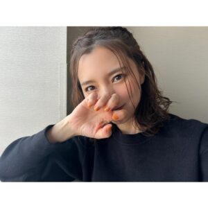 Erina Mano Instagram - 久しぶりの投稿🫧
まさかの今年初の投稿🥹
少し前に収録があって久しぶりにヘアメイクをしてもらったので
収録終わりに撮った写真📷
ネイルもものすごく久しぶりでテンション上がりました🧡
収録はとっても楽しくて夢のような時間を過ごしました🥹
何の番組かは、情報解禁されたら改めてお知らせします！
.
.
ベビはあっという間に生後8ヶ月になって
気が付いたら支えなくても1人で座れるようになって
最近は一生懸命ハイハイしようと頑張ってます👶🏻
離乳食は好みが出てきて食べたり食べなかったり
スプーンを掴んで自分で食べようとしたり🍽️
人見知りもするようになって日々成長を感じてます🫧
毎日が本当にあっという間に過ぎていって
最初は慣れない育児に追われている感覚だったけど
ちょっと前辺りから少しずつ余裕が出てきて
私も母親として少し成長することができているのかな？
なんて、思いました😌
.
.
まだまだ夜中も起きるから寝不足は解消されなくて
気を失いそうなくらい眠い日もあるけど
今しかないこの時を大切にしたいな😌
でも寝不足が続くと甘いものばかり食べたくなるから
それだけは本当に困っちゃう🥹😂