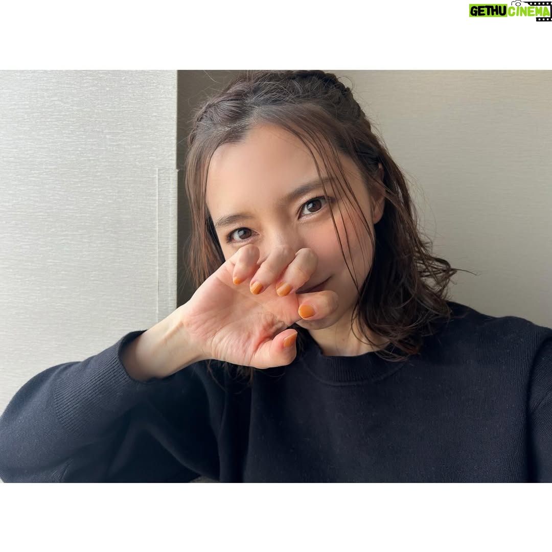 Erina Mano - 16.9K Likes - 久しぶりの投稿🫧
まさかの今年初の投稿🥹
少し前に収録があって久しぶりにヘアメイクをしてもらったので
収録終わりに撮った写真📷
ネイルもものすごく久しぶりでテンション上がりました🧡
収録はとっても楽しくて夢のような時間を過ごしました🥹
何の番組かは、情報解禁されたら改めてお知らせします!
.
.
ベビはあっという間に生後8ヶ月になって
気が付いたら支えなくても1人で座れるようになって
最近は一生懸命ハイハイしようと頑張ってます👶🏻
離乳食は好みが出てきて食べたり食べなかったり
スプーンを掴んで自分で食べようとしたり🍽️
人見知りもするようになって日々成長を感じてます🫧
毎日が本当にあっという間に過ぎていって
最初は慣れない育児に追われている感覚だったけど
ちょっと前辺りから少しずつ余裕が出てきて
私も母親として少し成長することができているのかな?
なんて、思いました😌
.
.
まだまだ夜中も起きるから寝不足は解消されなくて
気を失いそうなくらい眠い日もあるけど
今しかないこの時を大切にしたいな😌
でも寝不足が続くと甘いものばかり食べたくなるから
それだけは本当に困っちゃう🥹😂