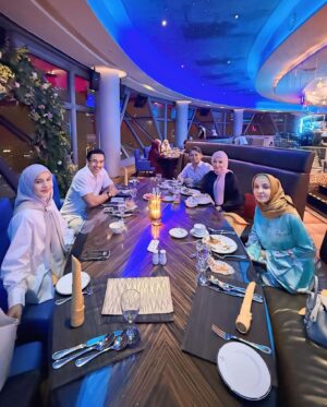 Erra Fazira Instagram - Exquisite cuisine shared with remarkable souls, in an atmosphere that elevates the spirit. 

Alhamdulillah tq Allah s.w.t for these countless blessings.❤️