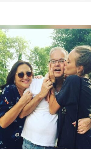 Esmeralda Moya Instagram - Que jodido es esto papá ✨ No te puedo decir tampoco que me has dejado, porque sé que estás conmigo.
Y que suerte tengo por tenerte, mi ángel de la guarda eres tú.