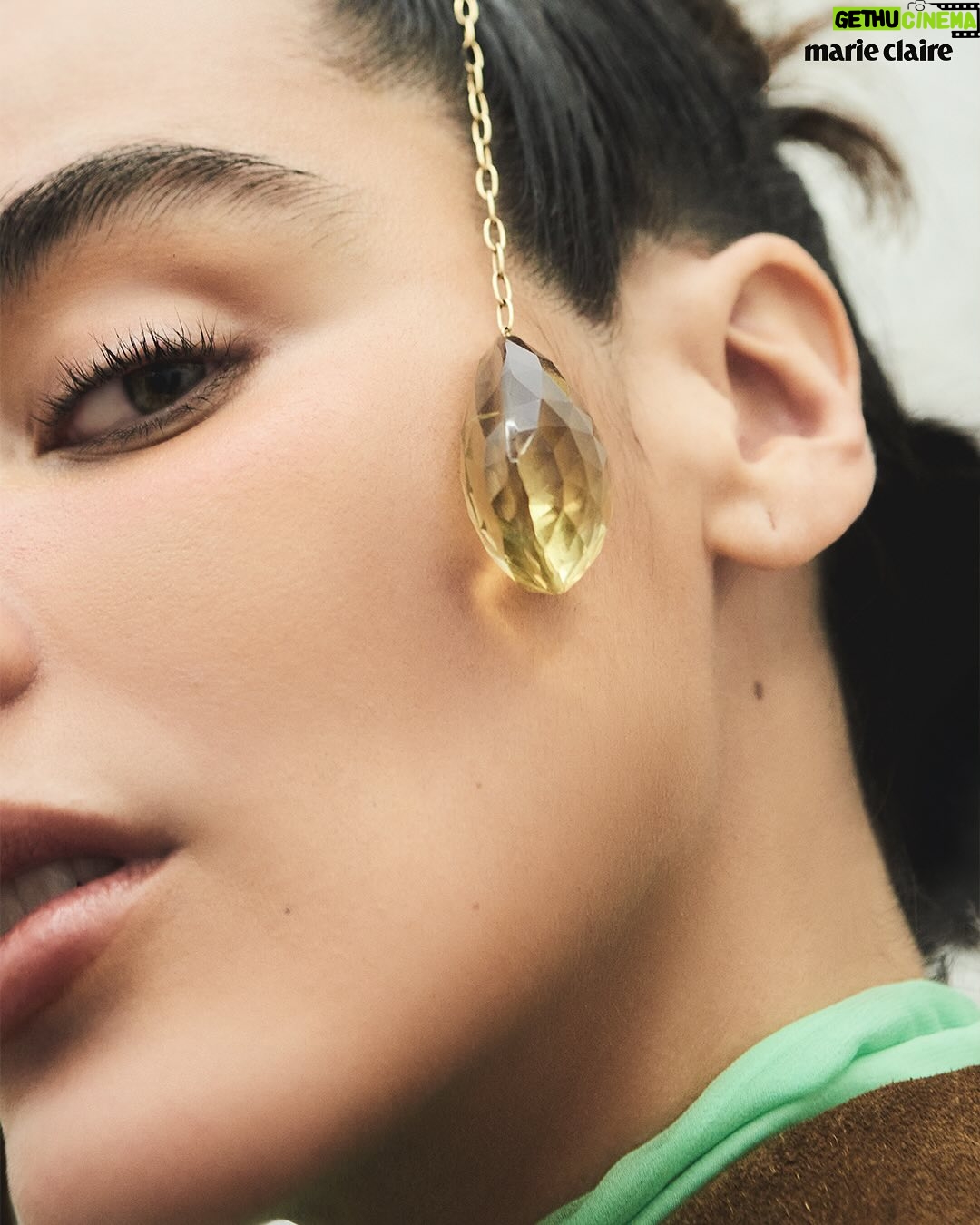 Esmeralda Pimentel - 6.6K Likes - En esta edición de febrero que emana amor, @esmepimentel de la mano de la colección Atelier de @tousjewelry llega para indagar en las experiencias que día a día convierte en aprendizajes, porque como ella misma lo expresa, el verdadero proceso de cambio no está en abandonar lo que somos, sino en integrar todo lo que nos compone.
Y es que, de ese mismo pensamiento, nace su próximo proyecto que busca romper con el miedo a envejecer: “Lo que queremos contar es que no dejamos de ser interesantes. Hay que envejecer con orgullo, dignidad y alegría”. ✨
#EsmeraldaPimentelEsMarieClaire
Lee la entrevista completa en nuestra edición impresa febrero 2025 y en nuestro sitio web marieclaire.com.mx
Créditos:
Director Editorial: @gerardangulo
Fotografía: @fffffiona___
Realización: @sergio.valenzuelach
MUAH: @karianamua
Asistentes de moda: @michortizand y @vanecl.__ __
Producción: @_yulietd
Entrevista: @ximenalarram
Locación: @squash73