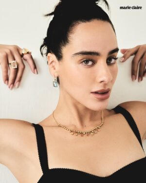 Esmeralda Pimentel Instagram - En esta edición de febrero que emana amor, @esmepimentel de la mano de la colección Atelier de @tousjewelry llega para indagar en las experiencias que día a día convierte en aprendizajes, porque como ella misma lo expresa, el verdadero proceso de cambio no está en abandonar lo que somos, sino en integrar todo lo que nos compone.

Y es que, de ese mismo pensamiento, nace su próximo proyecto que busca romper con el miedo a envejecer: “Lo que queremos contar es que no dejamos de ser interesantes. Hay que envejecer con orgullo, dignidad y alegría”. ✨

#EsmeraldaPimentelEsMarieClaire

Lee la entrevista completa en nuestra edición impresa febrero 2025 y en nuestro sitio web marieclaire.com.mx

Créditos: 
Director Editorial: @gerardangulo
Fotografía: @fffffiona___ 
Realización: @sergio.valenzuelach 
MUAH: @karianamua
Asistentes de moda: @michortizand y @vanecl.__ __
Producción: @_yulietd
Entrevista: @ximenalarram 
Locación: @squash73