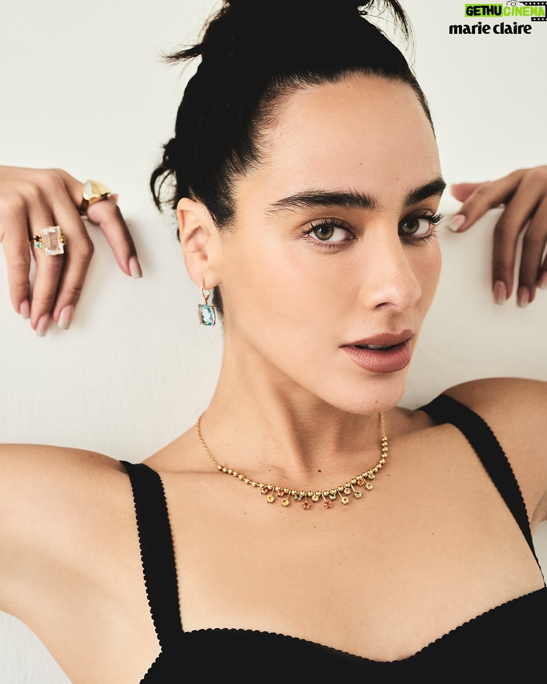 Esmeralda Pimentel - 6.6K Likes - En esta edición de febrero que emana amor, @esmepimentel de la mano de la colección Atelier de @tousjewelry llega para indagar en las experiencias que día a día convierte en aprendizajes, porque como ella misma lo expresa, el verdadero proceso de cambio no está en abandonar lo que somos, sino en integrar todo lo que nos compone.
Y es que, de ese mismo pensamiento, nace su próximo proyecto que busca romper con el miedo a envejecer: “Lo que queremos contar es que no dejamos de ser interesantes. Hay que envejecer con orgullo, dignidad y alegría”. ✨
#EsmeraldaPimentelEsMarieClaire
Lee la entrevista completa en nuestra edición impresa febrero 2025 y en nuestro sitio web marieclaire.com.mx
Créditos:
Director Editorial: @gerardangulo
Fotografía: @fffffiona___
Realización: @sergio.valenzuelach
MUAH: @karianamua
Asistentes de moda: @michortizand y @vanecl.__ __
Producción: @_yulietd
Entrevista: @ximenalarram
Locación: @squash73