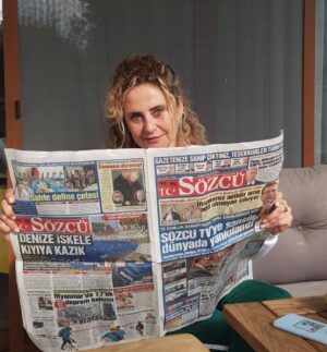 Esra Akkaya Instagram - Hala okuyabiliyoruz neyseki… @sozcucomtr  @ozlemgurses