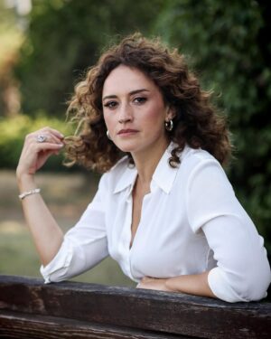 Esra Kızıldoğan Instagram - Bu güzel fotoğrafları @ozanguzelce çekti🫠🙏🏻
@oyalamaca ‘yla yaptığımız röportaj için🤍
Saç-Makyaj🫠 @banu_aksungur 🙏🏻❤️ @no3hairmakeupstudio 💋
