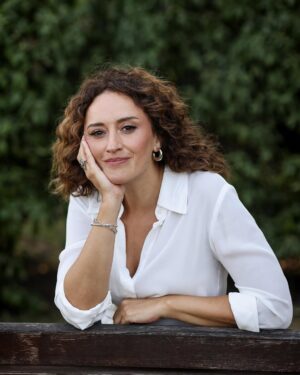 Esra Kızıldoğan Instagram - Bu güzel fotoğrafları @ozanguzelce çekti🫠🙏🏻
@oyalamaca ‘yla yaptığımız röportaj için🤍
Saç-Makyaj🫠 @banu_aksungur 🙏🏻❤️ @no3hairmakeupstudio 💋