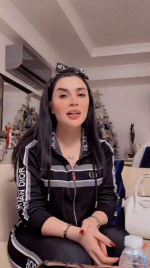 Esraa Al Aseel Instagram - امي .. ثم امي لحد آخر يوم في عمري
حضن من اول حياتي وهمو همي ..
ده الي كتَّر خيرها .. داب خيرها 
في دمي وعايش فيه 🤍
ربنا يحفظ كل امهاتنا ويرحم الاموات منهم يارب 
#mothres_day #عيد_الام #امي #اسراء_الاصيل #esra_alaseil #alremas_princess #the_princess